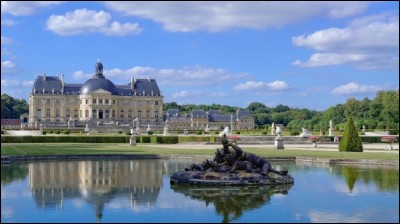 Quel est ce château situé en Seine-et-Marne et construit pour le surintendant des finances de Louis XIV, Nicolas Fouquet, au XVIIe siècle ?