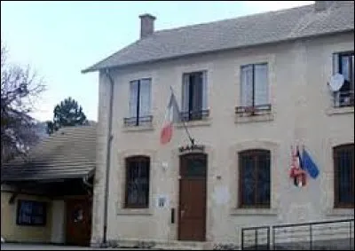 Village Haut-Alpin, dans la vallée du Petit Buëch, Manteyer se situe en région ...