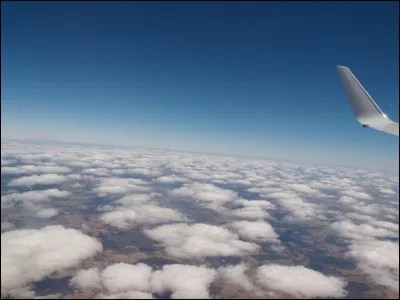 À quelle altitude la troposphère se situe-t-elle ?