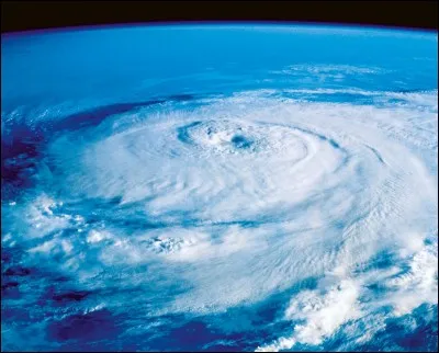 À quelle température minimale l'eau de mer doit-elle être pour qu'un cyclone ait une chance de se former ?