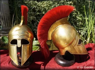 Ornement qui forme la partie sup&eacute;rieure d'un casque !