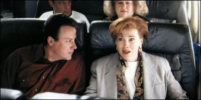 La famille prend l'avion, mais la mère a l'impression qu'elle a oublié quelque chose ! Quoi ?