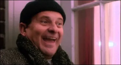 Durant un moment, Harry veut ouvrir la porte de la maison de Kevin sauf qu'il s'est brûlé ! Que s'est cramé Harry ?