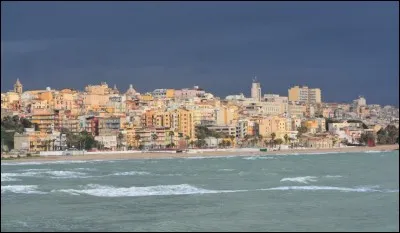 Cette ville italienne de 75 000 habitants, fondée par les Grecs au VIIe siècle, située sur la côte sud de la Sicile, c'est :