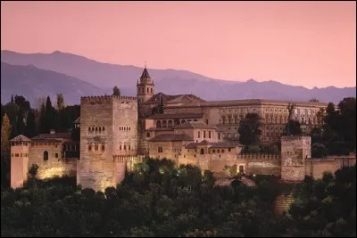 Cette ville d'Espagne, en Andalousie, bordée par la Sierra Nevada, c'est :