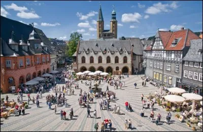 Cette ville allemande de 100 000 habitants, dans le Land de Basse-Saxe, important centre universitaire, chantée par Barbara, c'est :