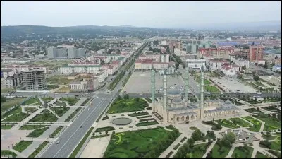 Cette ville de Russie, située en bordure du Caucase, capitale de la république de Tchétchénie, détruite lors des deux guerres de Tchétchénie puis reconstruite, c'est :