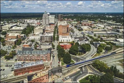 Cette ville des Etats-Unis, en Caroline du nord, au centre d'une aire urbaine de 700 000 habitants, c'est :