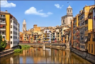 Cette ville espagnole de 100 000 habitants, en Catalogne, à 60 km de la frontière française, c'est :