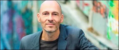 Ce géographe, connu pour ses travaux sur "la France invisible", auteur de "Fractures françaises", de "La France périphérique : Comment on a sacrifié les classes populaires", c'est Christophe ...