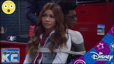 Le frère du personnage principal est-il populaire au lycée ?