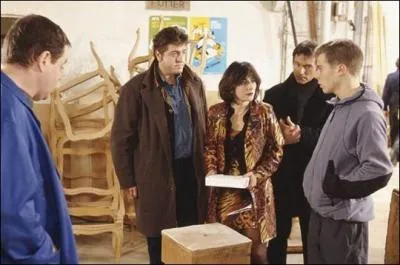 Quel nom porte le commissariat de la srie 'P.J.' ?