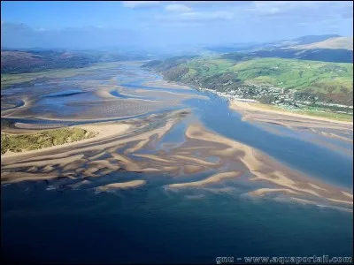 Comment appelle-t-on la grande embouchure d'un fleuve, là où il se jette dans une mer ou un océan ?