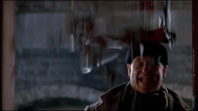 Harry entre dans une pièce piégée par Kevin : un sac s'ouvre lui déversant quelque chose sur la tête. Qu'est-ce que c'est ?