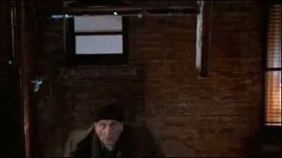 Pourquoi Harry tombe-t-il alors qu'il veut sauter sur une échelle ?