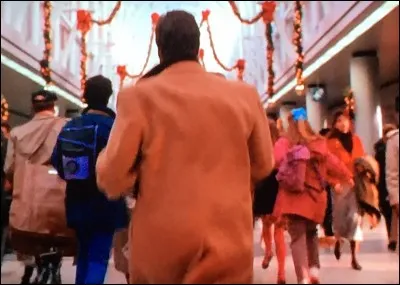 Kevin se perd dans l'aéroport car il est occupé par sa caméra. Soudain, il voit un individu de dos qui ressemble à une personne qu'il connait ! Pour qui prend-il cet homme ?