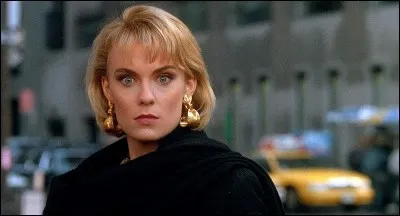 Que Kevin fait-il croire à une femme pour qu'elle gifle Marvin et Harry à un feu rouge ?