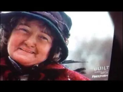 Dans un parc, quels animaux accompagnent une dame qui effraie Kevin ?