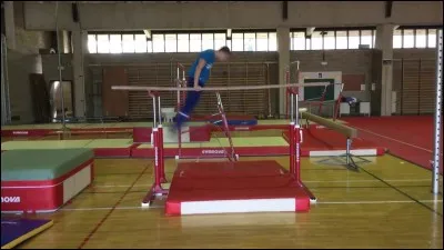 Commençons le cours de gymnastique par la base... la roulade avant ou arrière ?