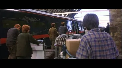 À la gare de King's Cross, sur quelle famille Harry tombe-t-il quand il cherche la voie 9/3 quarts ?