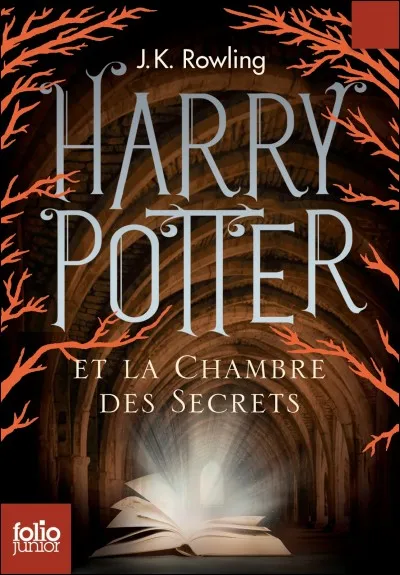 Qui a écrit avec du sang sur le mur du couloir de l'école "Ennemis de l'héritier prenez garde" ?