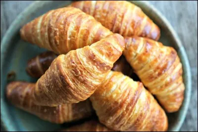 Barbara a chanté : "Ses gentilles petites manières, attiraient...".