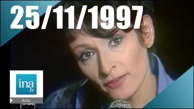 Dans quelle chanson "La Dame en noir" a-t-elle chanté : "Des hommes sont murés, tout là-bas, quelque part, des hommes sont murés et c'est le désespoir" ?