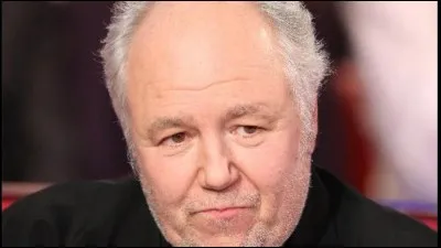 Dans quel département peut-on trouver une agglomération portant le même nom que cet humoriste ?