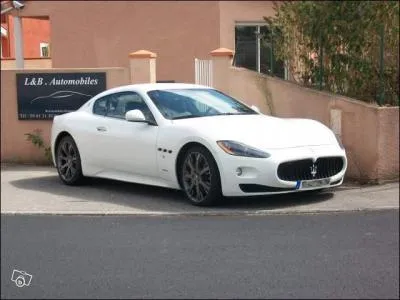 Quelle est la marque de cette voiture ?