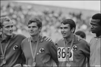 Cet athlète, spécialiste du sprint, deux fois médaillé de bronze aux JO dans le relais 4 x 100 m et champion d'Europe du 100 m en 1962, c'est Claude...