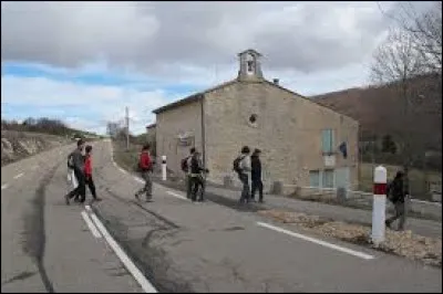 Nous sommes en région P.A.C.A., à Lagarde-d'Apt. Petit village lavandicole de 39 habitants, il se situe dans le département ...