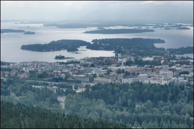 Cette ville finlandaise de 100 000 habitants, entourée de lacs et de collines, située dans le centre-est du pays, c'est :