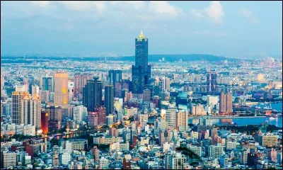 Cette ville d'Asie de près de 3 millions d'habitants, sur l'île de Taïwan, grand centre portuaire et industriel, c'est :