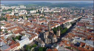 Cette ville d'Europe centrale, appelée Kaschau en allemand, Kassa en hongrois, deuxième ville de Slovaquie, située dans l'est du pays, c'est :