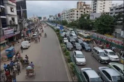 Cette ville d'Asie dans le delta du Gange, troisième ville du Bangladesh avec 1 million d'habitants, c'est :
