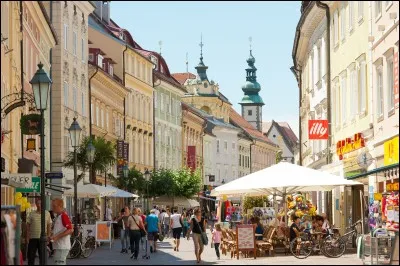 Cette ville autrichienne de 100 000 habitants entourée de montagnes, capitale du Land de Carinthie, c'est :