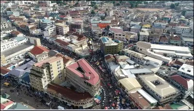 Cette ville d'Afrique, dans le sud du Ghana, ancienne capitale de l'Empire Ashanti, c'est :
