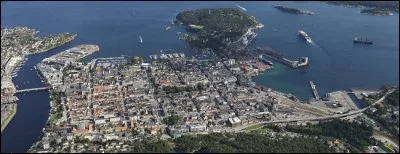Cette ville norvégienne fondée au XVIIe siècle, entourée de fortifications, peuplée aujourd'hui de 80 000 habitants, située sur la côte sud du pays, c'est :