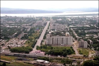 Cette ville de l'extrême-orient russe, fondée en 1932 et aujourd'hui peuplée de 250 000 habitants, située sur le fleuve Amour, c'est :