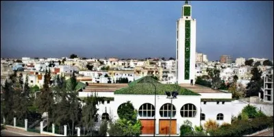 Cette ville marocaine de 400 000 habitants, ancienne Port-Lyautey au temps de la colonisation française, située sur la côte au nord de Rabat, c'est :