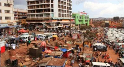 Cette ville d'Afrique, située en bordure du lac Victoria, capitale de l'Ouganda, c'est :