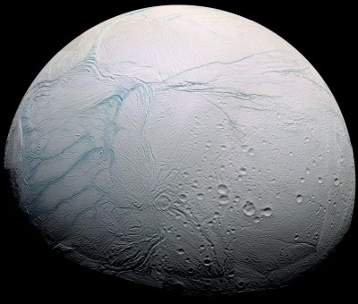 Autour de quelle planète gravite Encelade ?