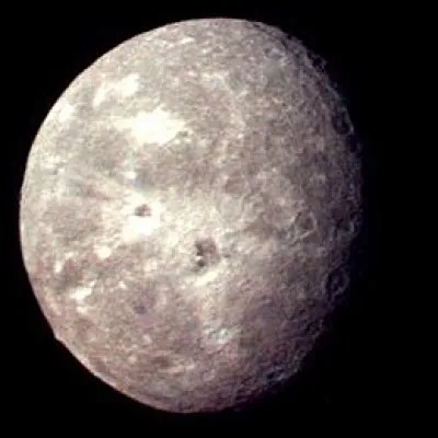 Autour de quelle planète gravite Titania ?