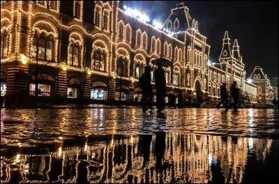 Là aussi on suggère pour les fêtes, une promenade dans les rues et les places décorées ou une visite des marchés de Noël. Au plaisir ! de nombreuses patinoires nous invitent, notamment sur la place Rouge, dans le jardin de l'Hermitage et au parc Gorki.
Il y a aussi la visite au musée de la vodka (avec dégustation pour les plus téméraires dont la journée va s'arrêter là).