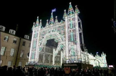Sur la photo, les gens se rassemblent sur George Street pour l'événement Light Night. Pour les fêtes, on peut aussi admirer les vues panoramiques de la capitale depuis le sommet de la Big Wheel, aller faire un tour de manèges sur East Princes Street Gardens, ou encore oser grimper sur le Star Flyer et ses 60 m de haut.
Il y a aussi un marché pour enfants : il faut y trouver l'Atelier des Elfes.