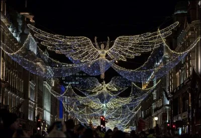 Magie est le mot qu'on s'accorde pour décrire l'atmosphère qui s'empare de cette capitale dès fin novembre : au cur de la ville, dans le West End, les somptueuses illuminations de Regent Street, Oxford Street et Bond Street, où se trouvent de grands magasins, offrent d'incroyables décorations. 
Il y a l'arbre de Noël de Trafalgar Square, haut de 20 m : il est offert depuis 1947 par la Norvège.