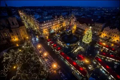 D'où qu'on la voit, elle a toujours son cachet. Ici, il s'agit d'une vue aérienne de la place de la Vieille-Ville illuminée, avec un sapin et le marché de Noël. Considérée comme l'une des plus belles villes au monde, pour les fêtes de fin d'année avec leurs paysages enneigés et les décorations de Noël, elle est encore plus charmante dans cette ambiance.