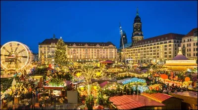 C'est le plus ancien marché de Noël d'Europe : il date de l'année 1434 ! Le décors changent : on y voit apparaître des couleurs joyeuses, et on y allume des lumières vives. Puis, oh merveille, les odeurs de vins chauds, de pain d'épices et de cannelle envahissent la ville. 
On s'accorde à dire que l'Allemagne est le pays des marchés de Noël par excellence !