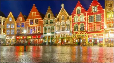 L'une des plus belles villes du plat pays, la médiévale petite Venise du Nord, nous offre dans son authenticité un marché de Noël où l'on pourra retrouver des chants et concerts de Noël en plein air. 
En plus, une grande roue puis une gigantesque patinoire place Markt, avec les monuments et les canaux éclairés de toutes couleurs. Chaque année, un Festival de sculpture sur glace est organisé.