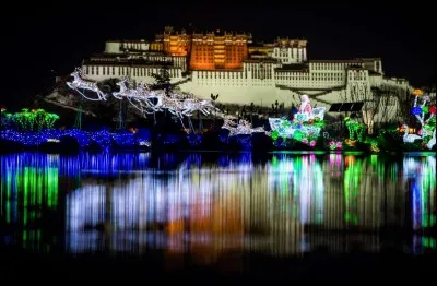 Des décorations de Noël illuminent le parc Nanshan, devant le palais du Potala, dans le cadre d'un festival des lumières. Qui croirait qu'on rêve au Père Noël et à ses rennes dans cette région autonome de la Chine ?